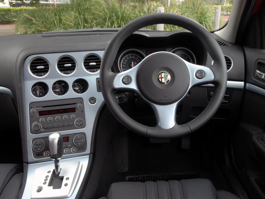 Панель приборов Alfa Romeo 159 2.4 JTDm (939A) 2006 года  (AU) (фото 3 из 15)